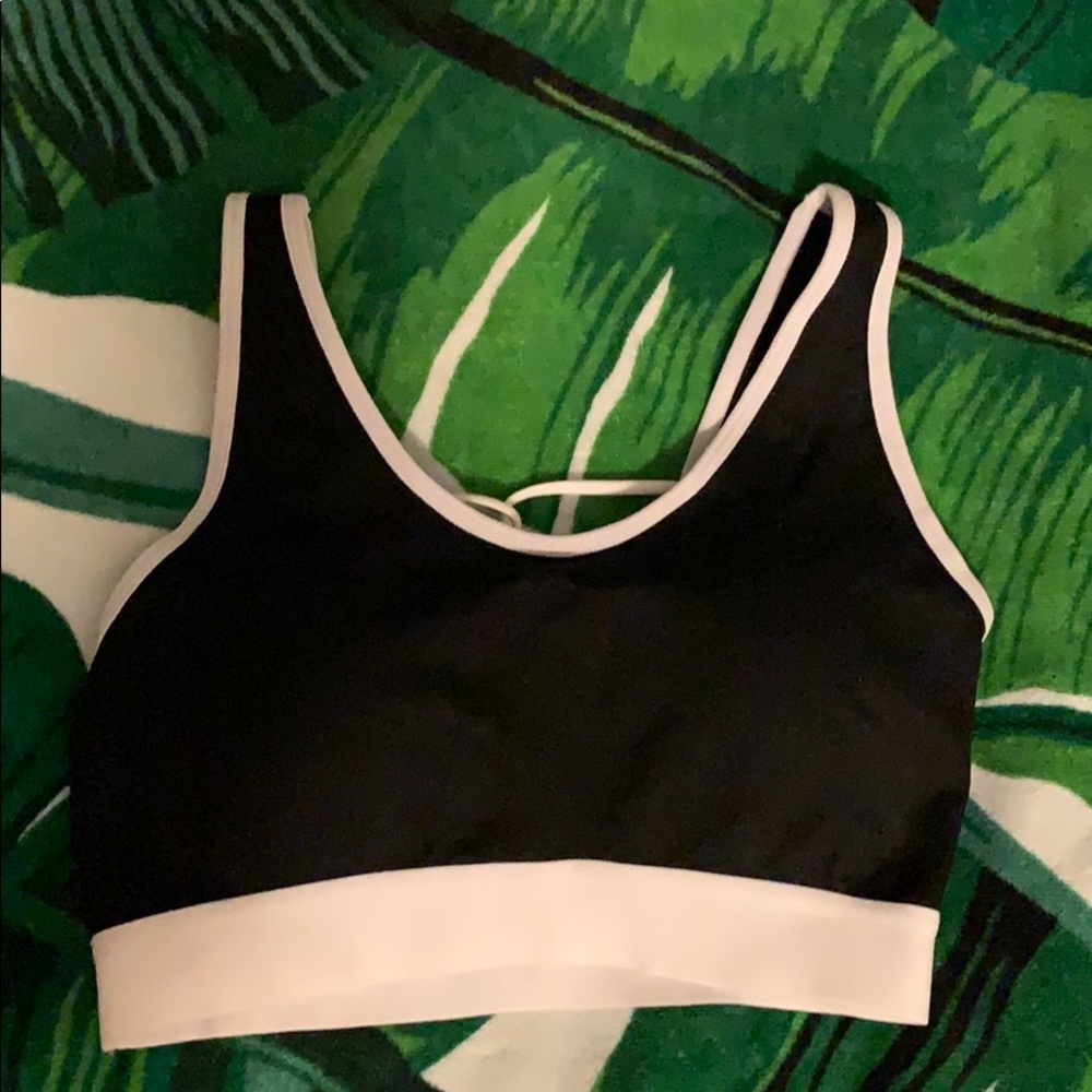 NWOT black and white sports bra 🖤